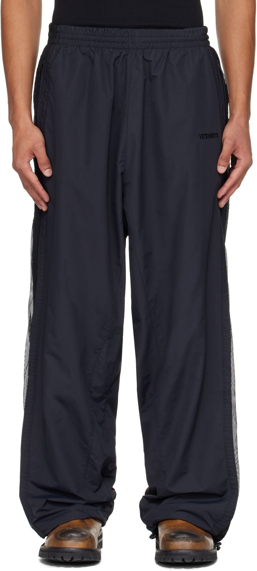 Trenirka VETEMENTS VETEMENTS Mesh Panel Track Pants Crna | UH76GP700B