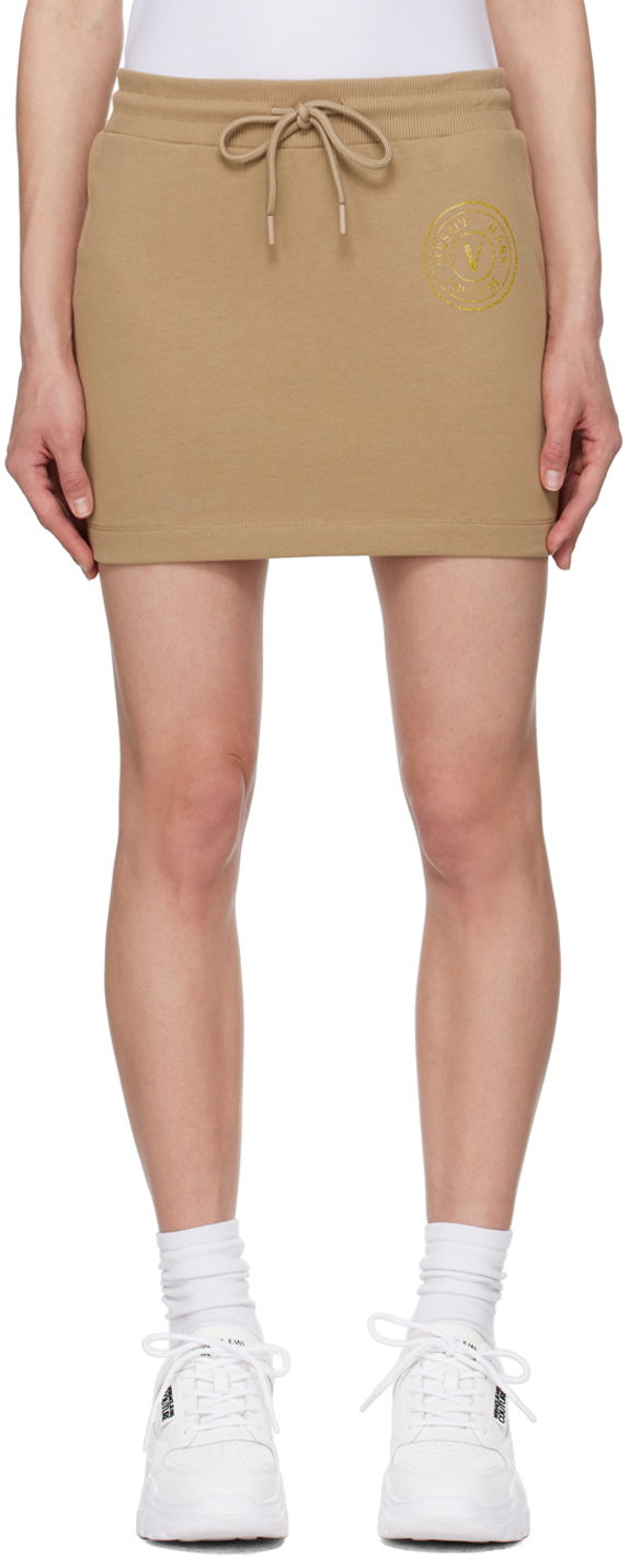 Suknja Versace Jeans Couture Tan V-Emblem Miniskirt Bež | E76HAEG06_ECF01G