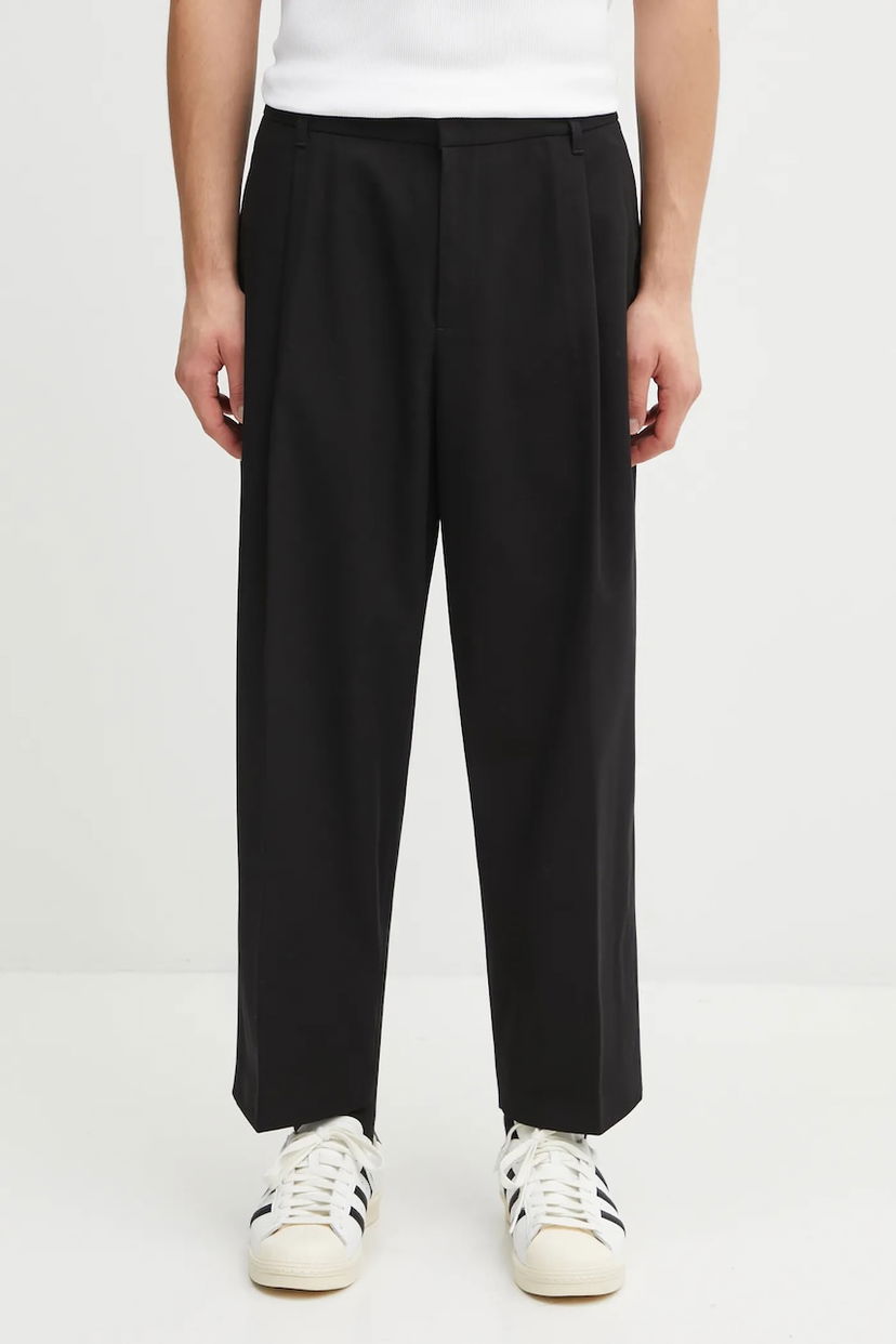 Hlače MAISON KITSUNÉ Maison Kitsuné Cropped Pleated Trousers Crna | PM01123WT3019