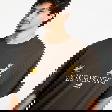 Majica kratkih rukava Umbro Cult Unity Manchester Graphic Oversized T-Shirt with Number 2 Sleeve Smeđa | UBMW0397JY121 GRN0010, 1