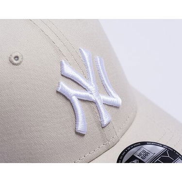 Kapa New Era 9FORTY MLB Nos League Essential New York Yankees - Stone / White One Size Bež | 60471459, 4