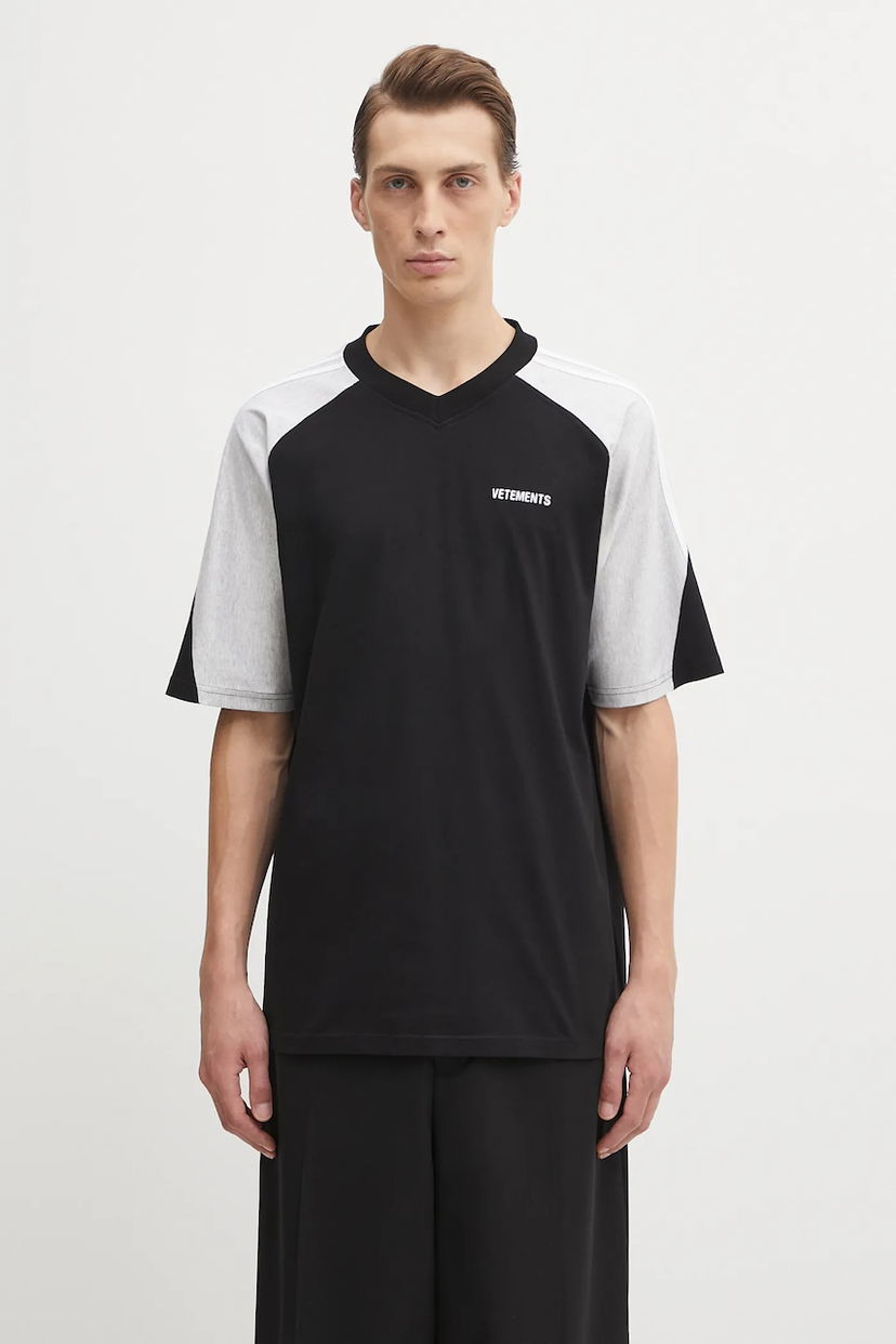 Majica kratkih rukava VETEMENTS VETEMENTS Cut-Up V-Neck T-Shirt Crna | UH76TR265BG
