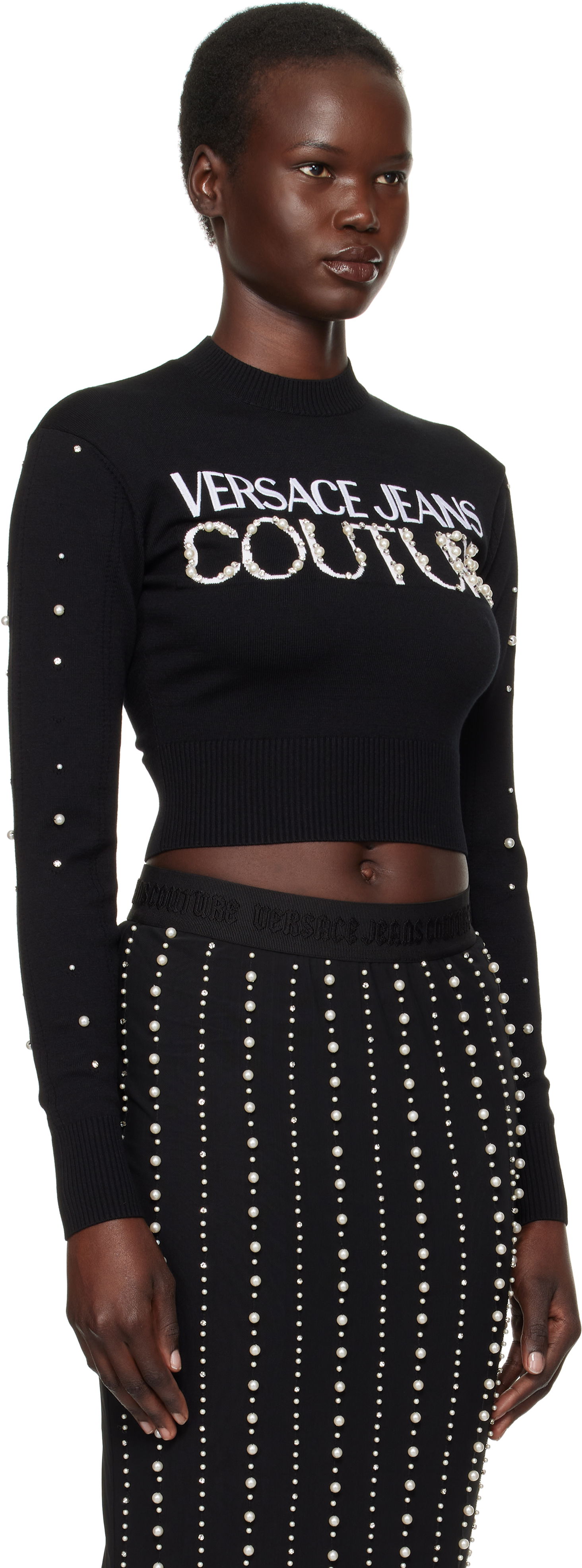 Džemper Versace Embellished Logo Cropped Sweater Crna | E77HAFM30_ECMN60, 1