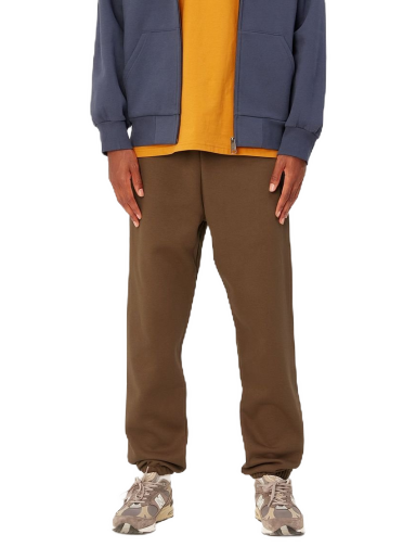 Trenirka Carhartt WIP Chase Sweat Pant "Tamarind / Gold" Smeđa | I028284_1R0_XX
