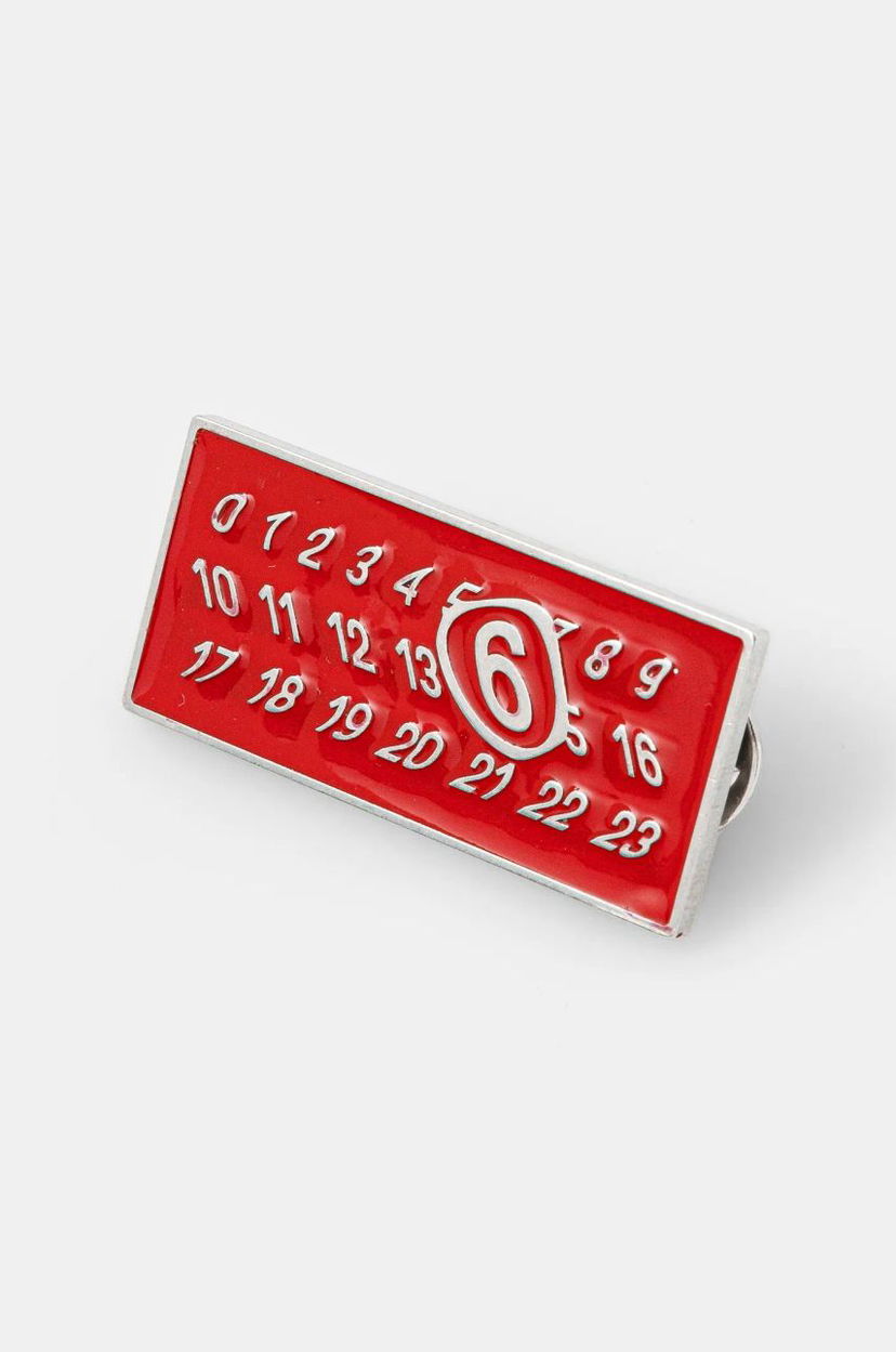 Pin Maison Margiela Numbers Logo Red Enamel Pin Crvena | SM7VK0021.P7070