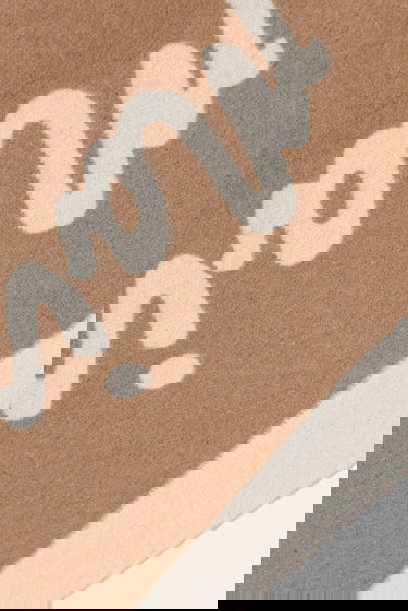Šal MAISON KITSUNÉ Scarf with wool blend Handwriting Bež | PM06202WB0038, 2