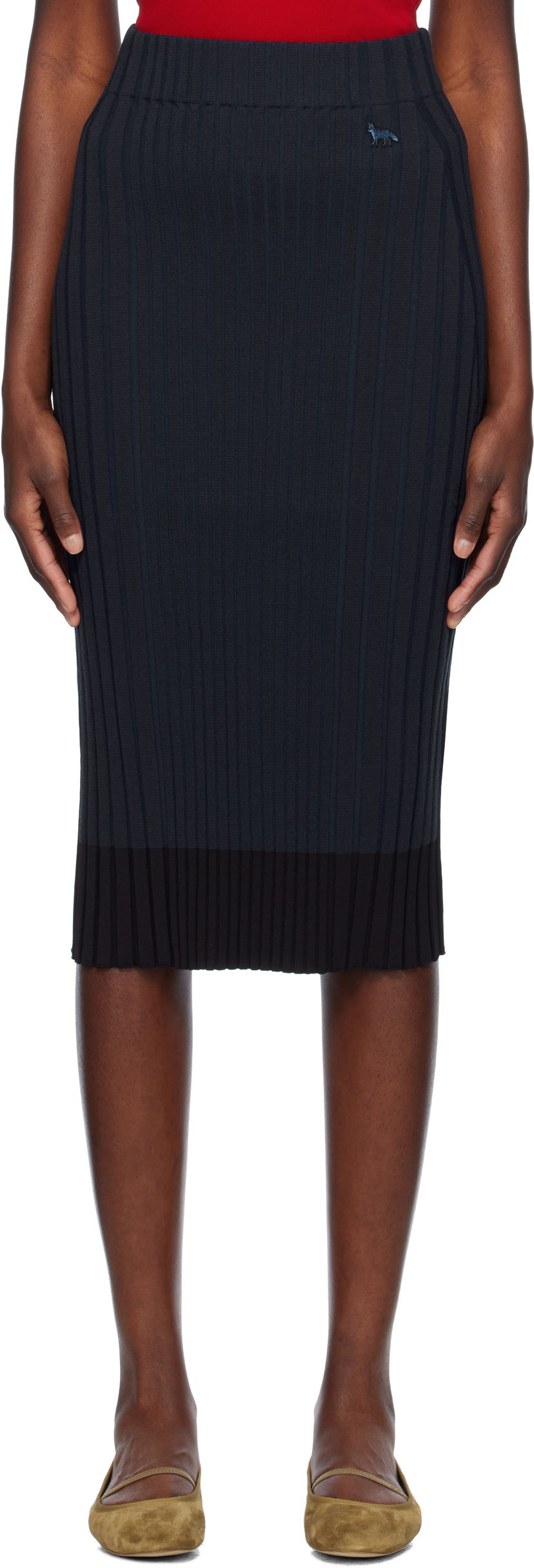 Suknja MAISON KITSUNÉ Maison Kitsuné Ribbed Midi Skirt with Fox Patch Tamnoplava | OW01520KT1121