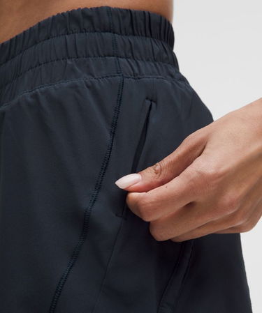 Kratke hlače lululemon Track That High-Rise Lined Short 5" Crna | prod11130485, 4