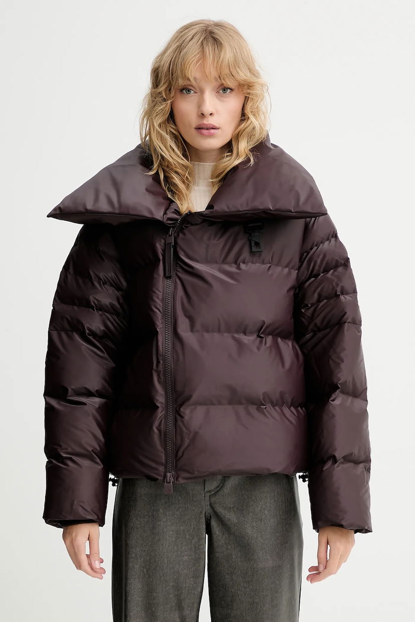 Pernata jakna Rains Rains Alta Vision Short Puffer Jacket Tamnocrvena | 17230