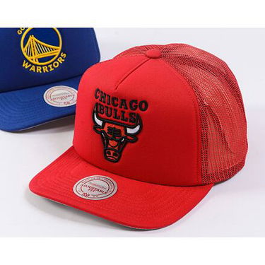 Kapa Mitchell & Ness Chicago Bulls Evergreen Trucker Hat Crvena | HT8032-CBURED1, 2